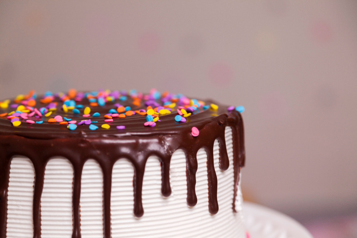 Festlicher Kuchen mit Baiser für Kindergeburtstag