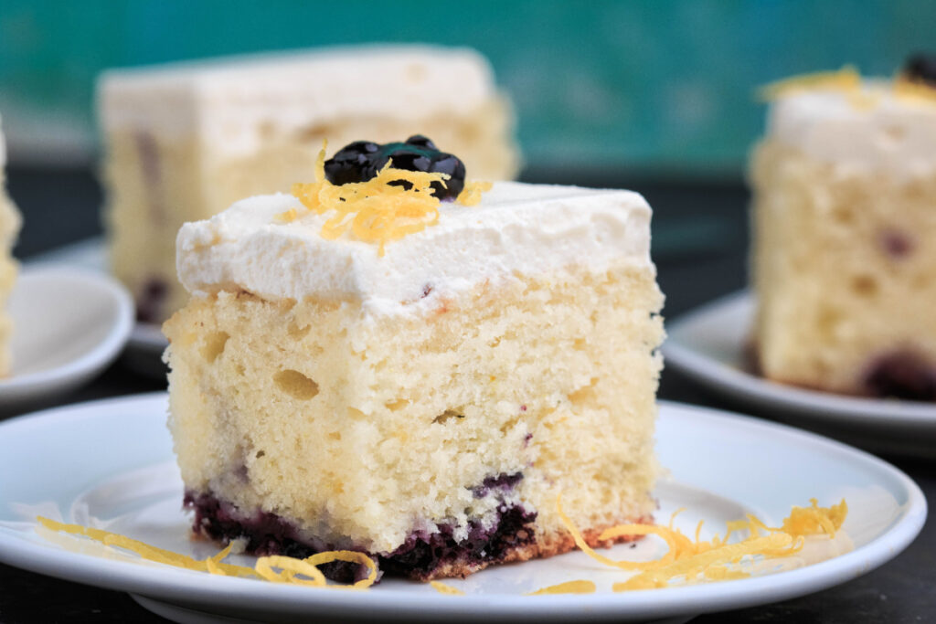 Frischer Lemon Cake mit Blaubeeren