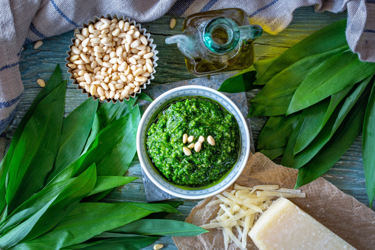 Frisches Bärlauchpesto mit Pinienkernen und Knoblauch