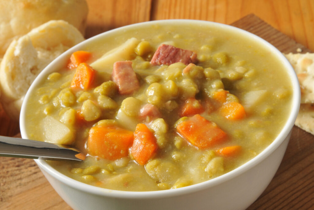 Genussvoll Cremig Erbsensuppe mit herzhaften Akzenten