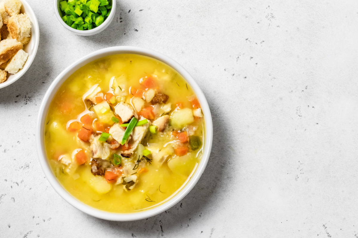 Genussvolle Erbsensuppe mit Kartoffeln, Speck und Möhren