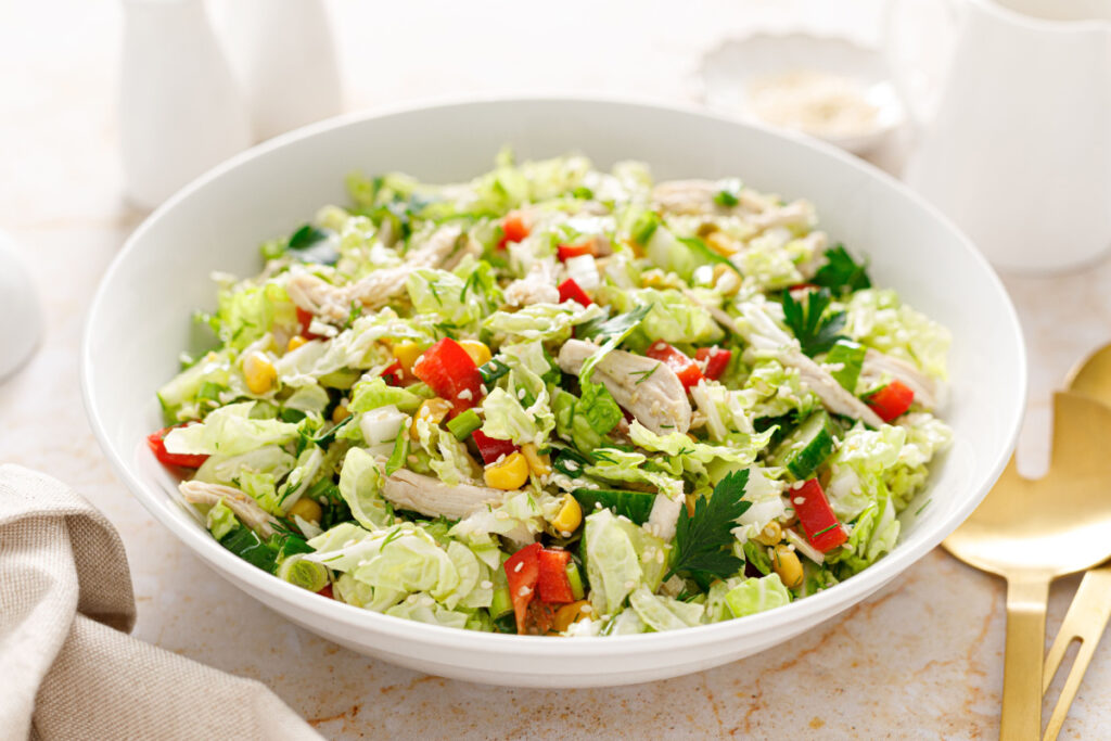 Gesunder Chinakohlsalat mit Gemüse und Hähnchen