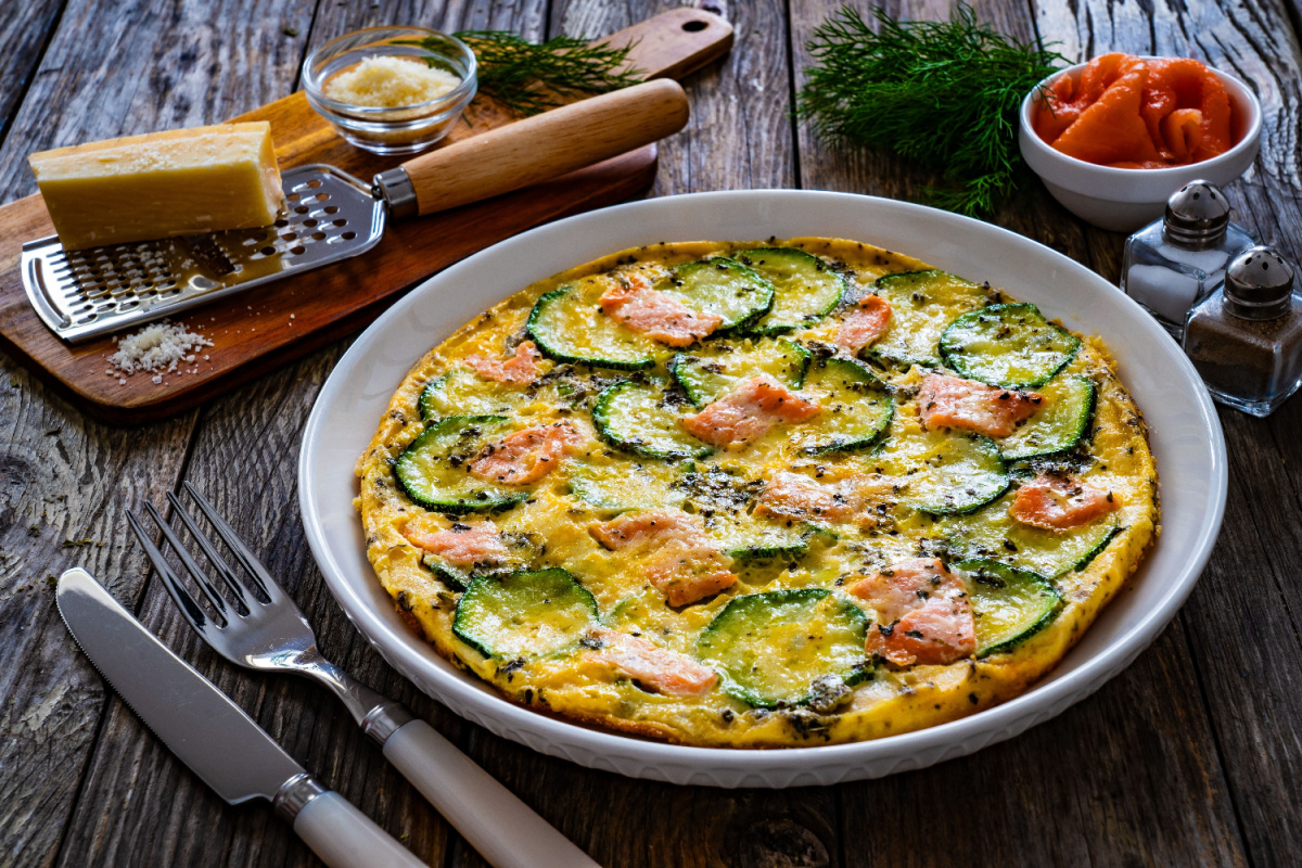 Gourmet-Frühstück mit Omelette, Zucchini und Lachs