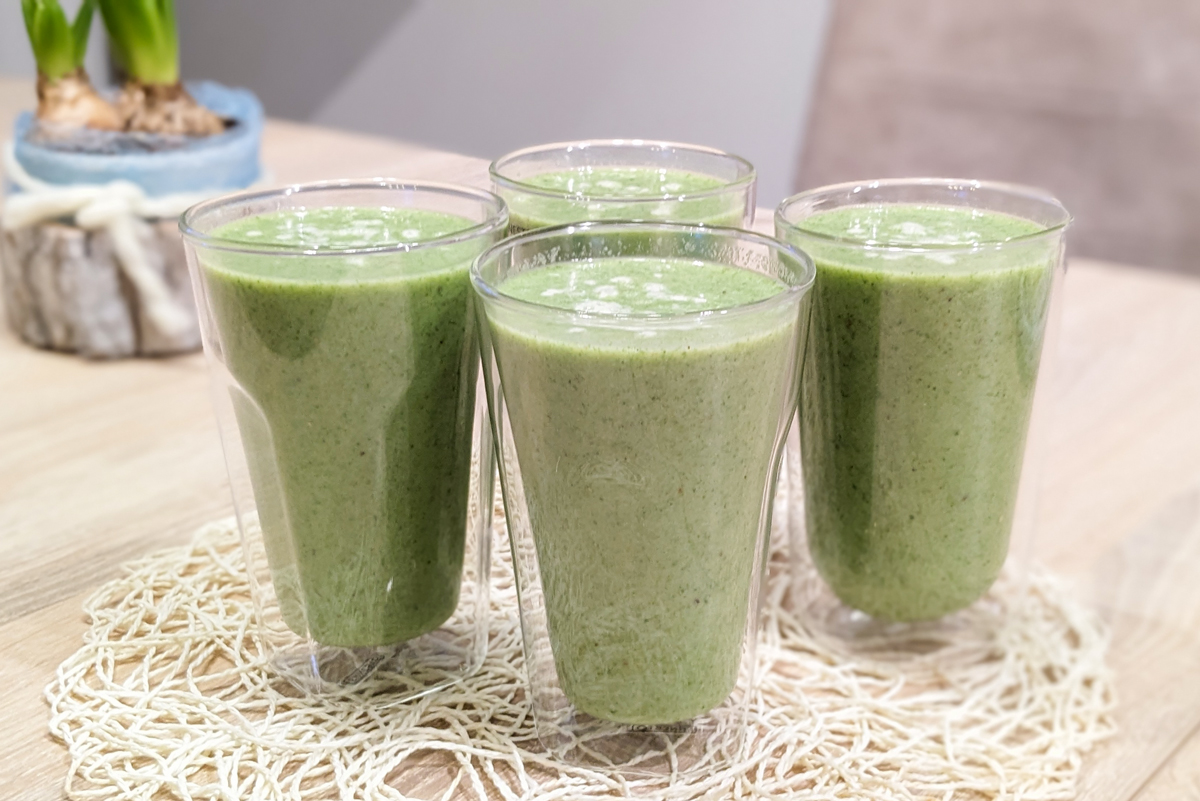 Grüner Smoothie mit Spinat, Banane und Hafermilch