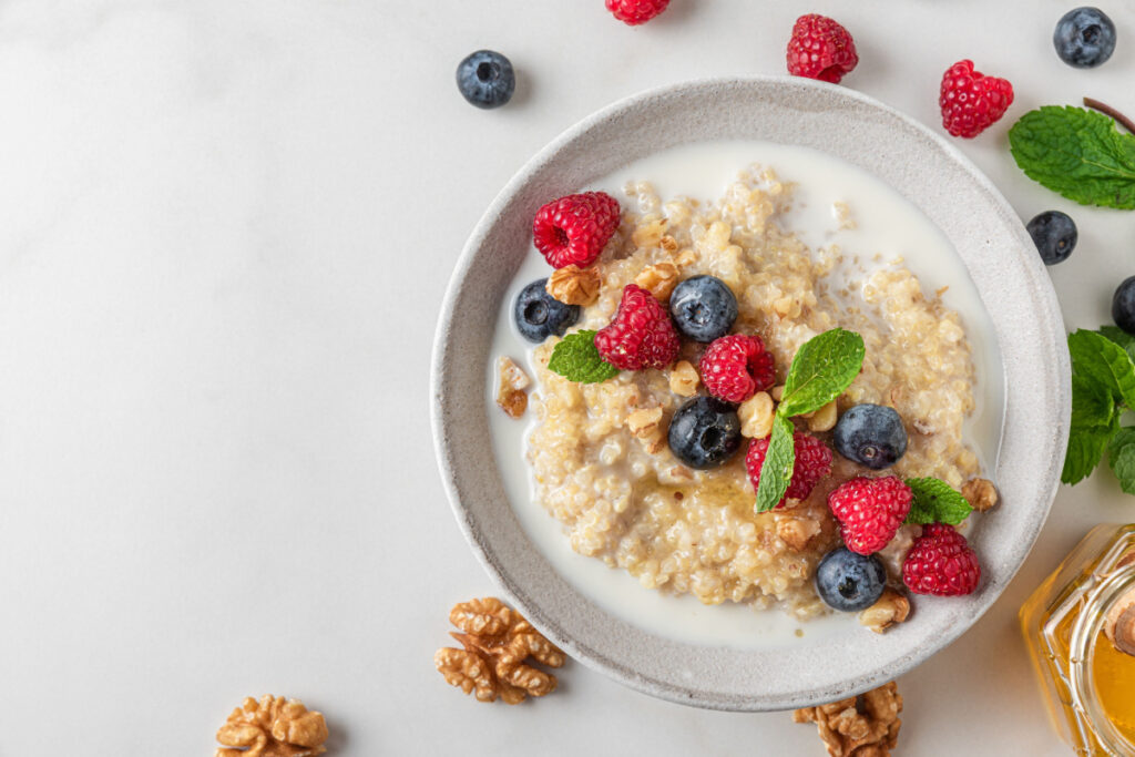 Hafermilch-Porridge mit Beeren und Banane