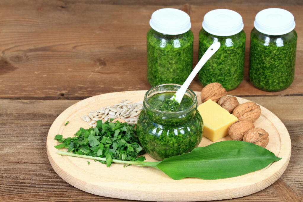 Herzhaftes Bärlauchpesto mit Walnüssen