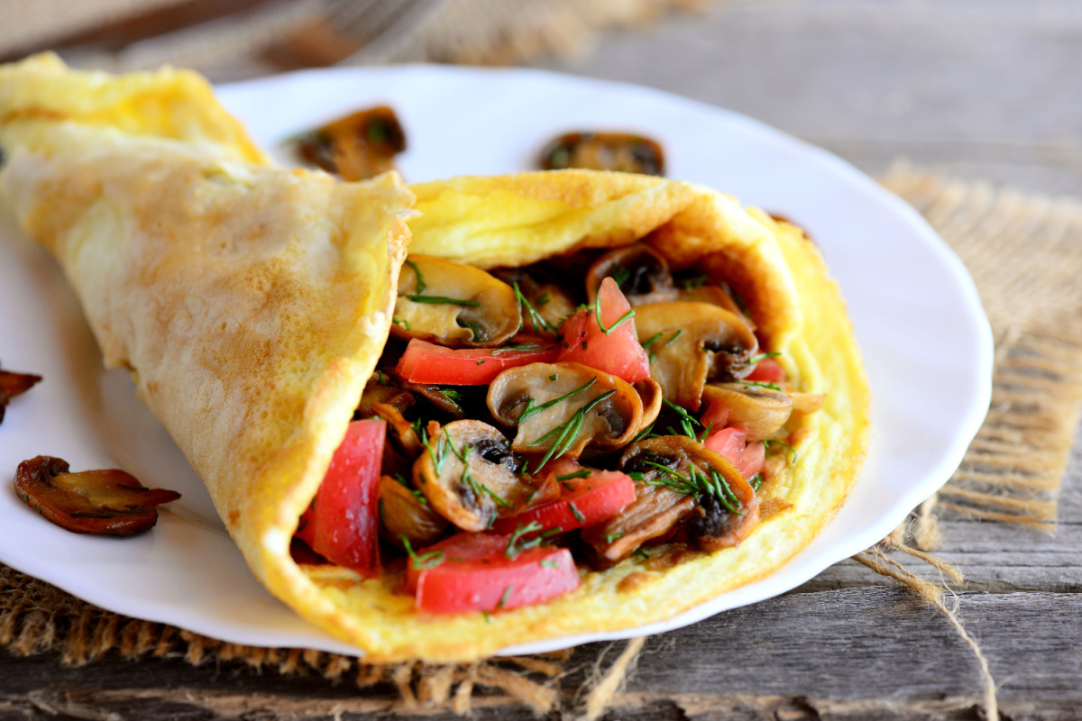 Herzhaftes Omelett mit Champignons und Tomaten