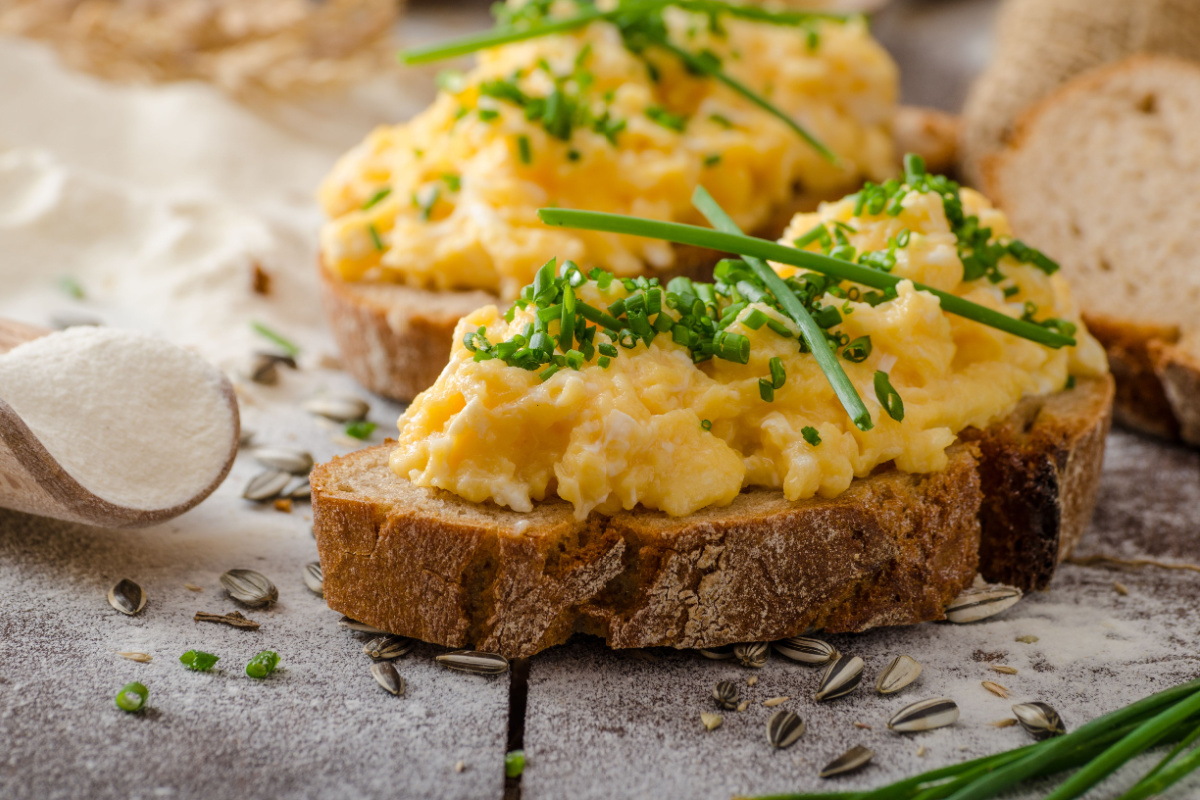 Herzhaftes Rührei auf Baguette mit Schnittlauch