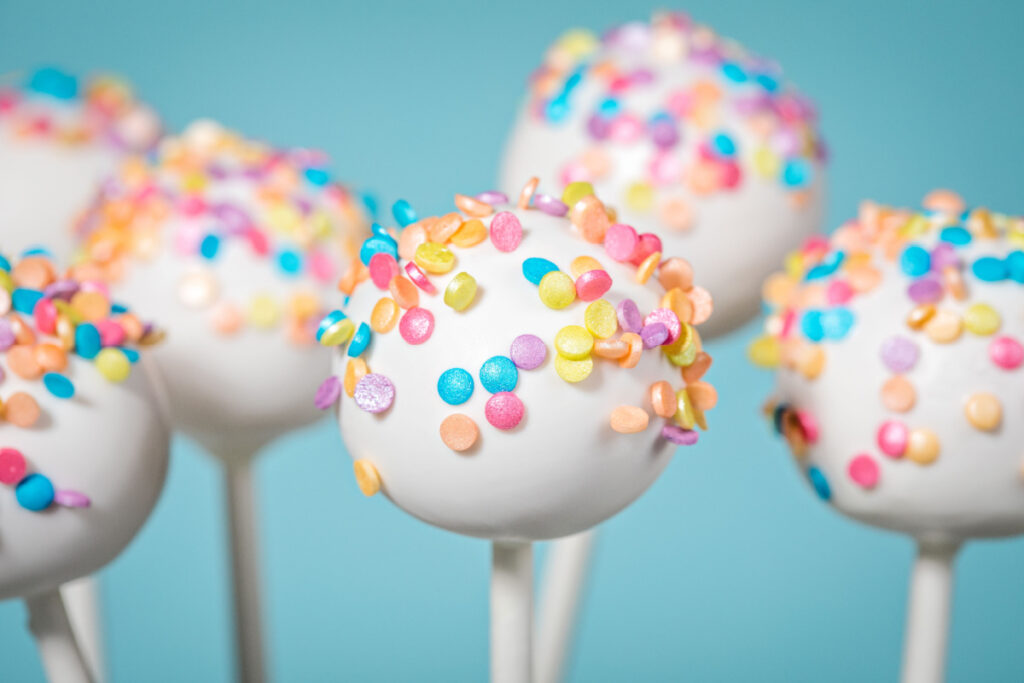 Karnevals-Cake Pops mit Frischkäse