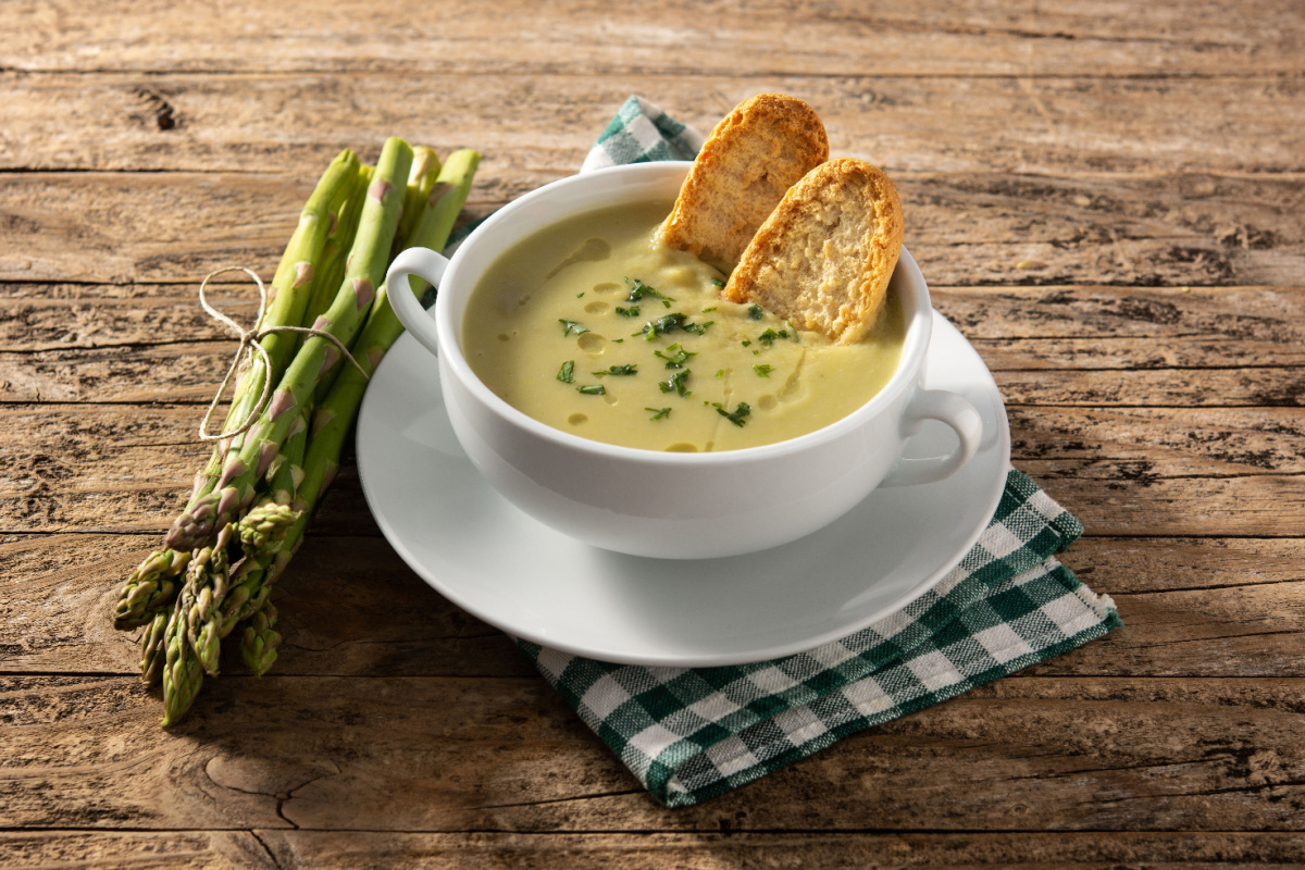 Köstliche Spargelsuppe aus grünem Spargel mit Kartoffeln