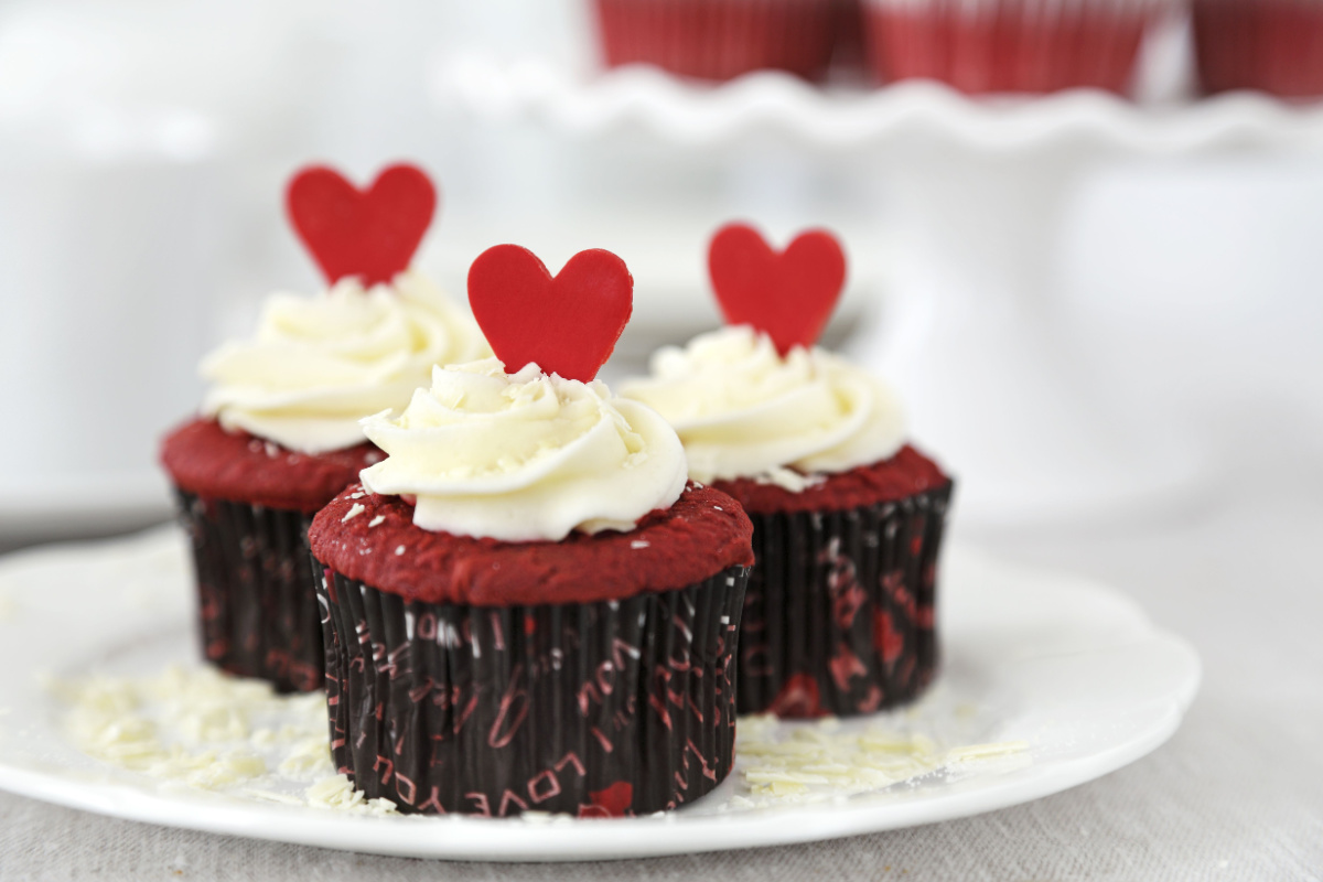 Red Velvet Muffins mit Schokolade und Sahnetopping