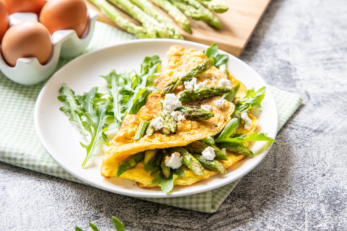 Spargel Omelett mit Rucola und Feta