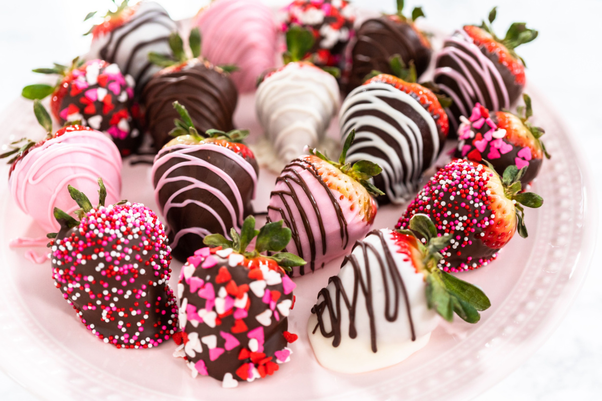 Süße Erdbeeren mit Schokolade zum Valentinstag