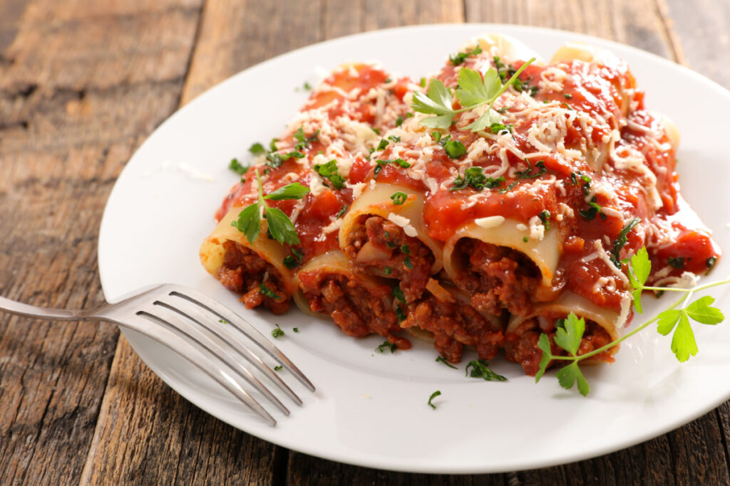 Überbackene Cannelloni mit Hackfleisch und Tomatensoße