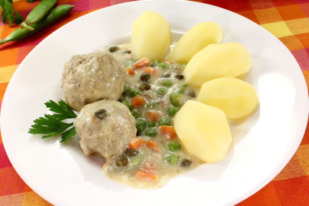 Zarte Königsberger Klopse mit Kapern und Kartoffeln