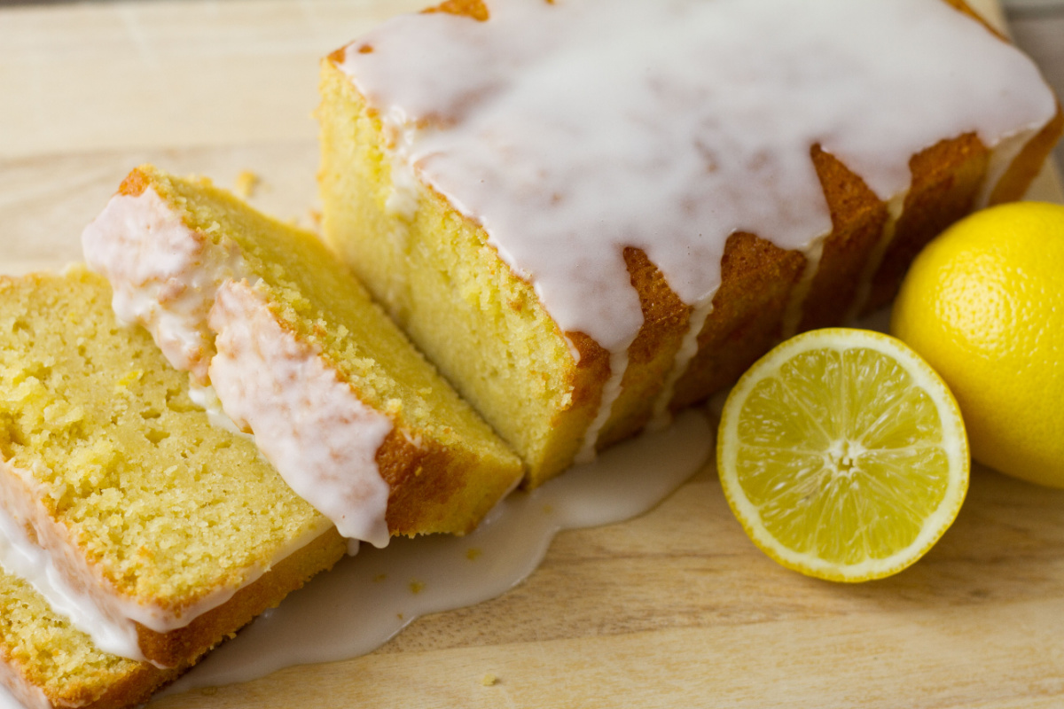 Zarter Zitronenkuchen mit süßer Zuckerglasur