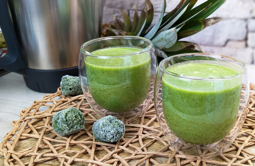 Grüner Smoothie mit Ananas und Grünkohl im Thermomix®
