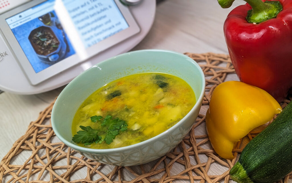 Minestrone Suppe mit Zucchini und Möhren im Thermomix®