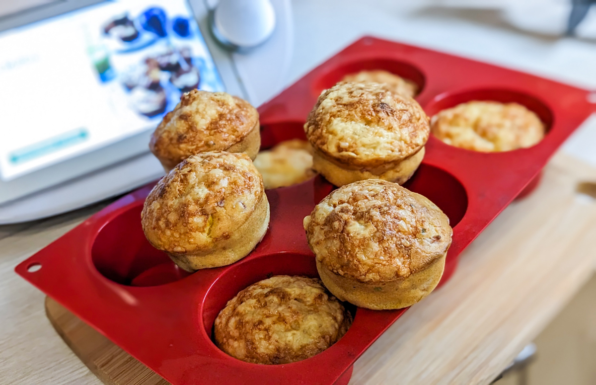 Einfache Pizza-Muffins mit Salami und Paprika vom Thermomix®