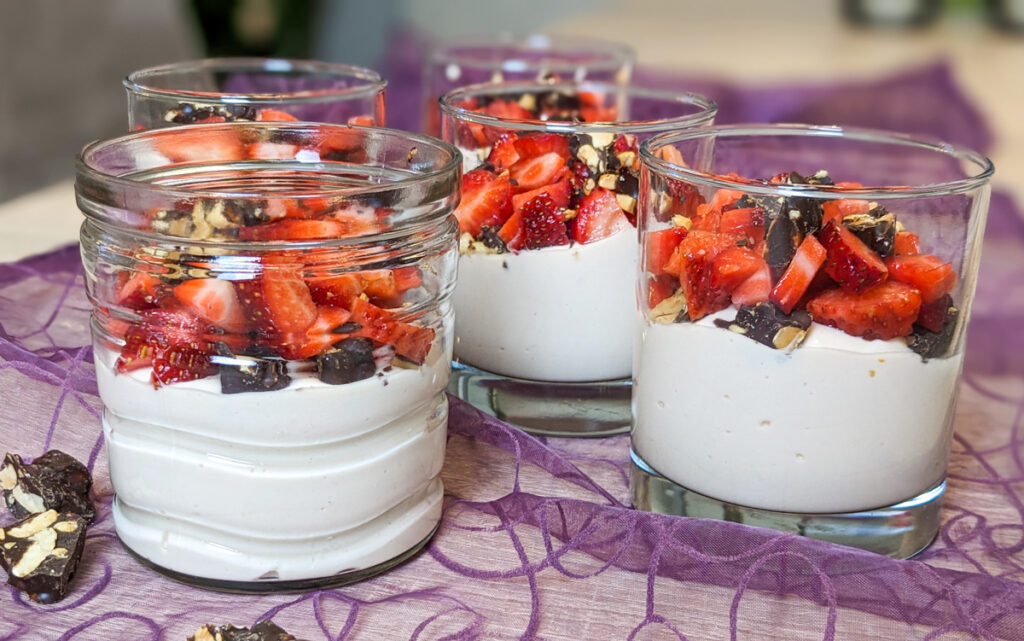 Dessert im Glas mit Karamellcreme und Erdbeeren