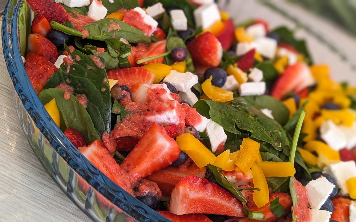 Frischer Spinatsalat mit Erdbeeren und Erdbeerdressing