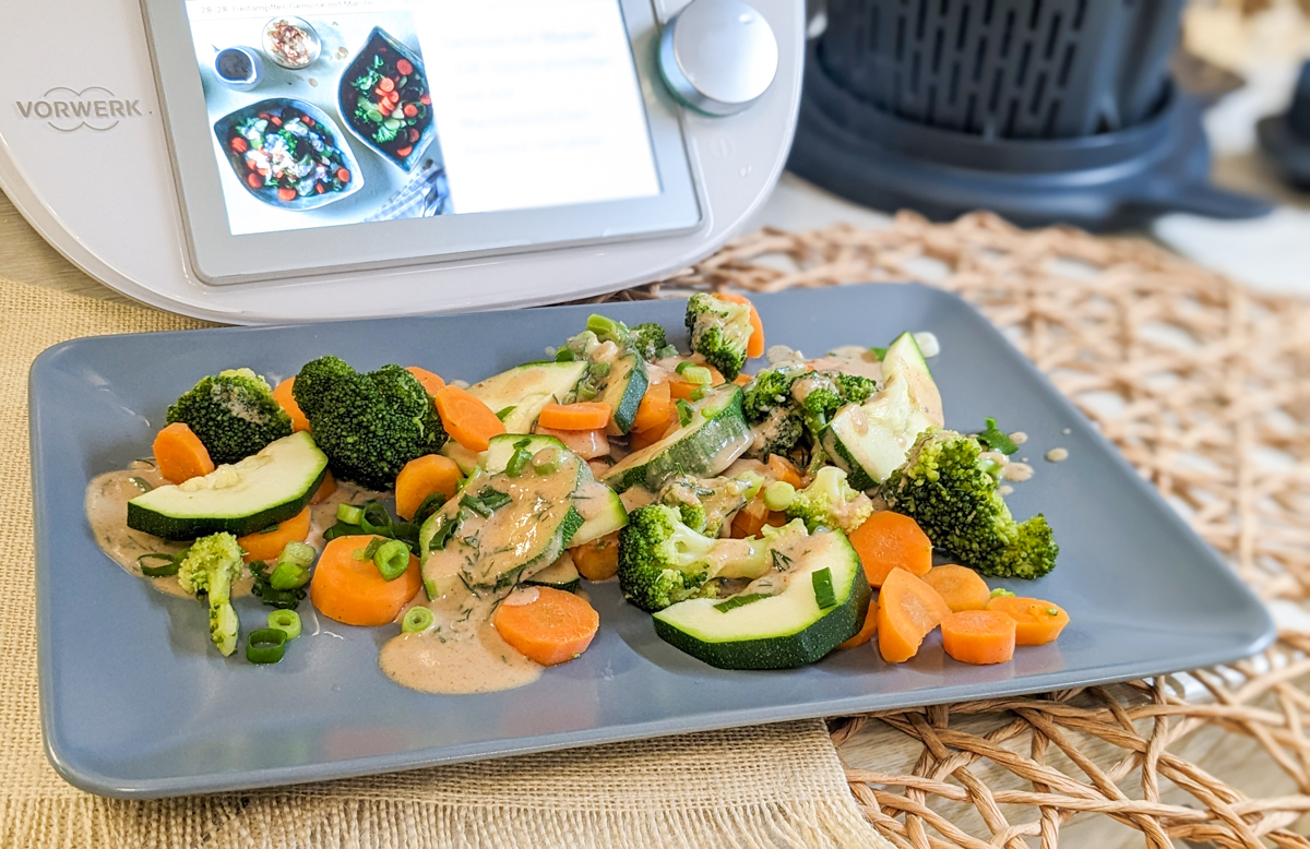 Gedämpftes Gemüse im Varoma mit Mandel-Dill-Sauce