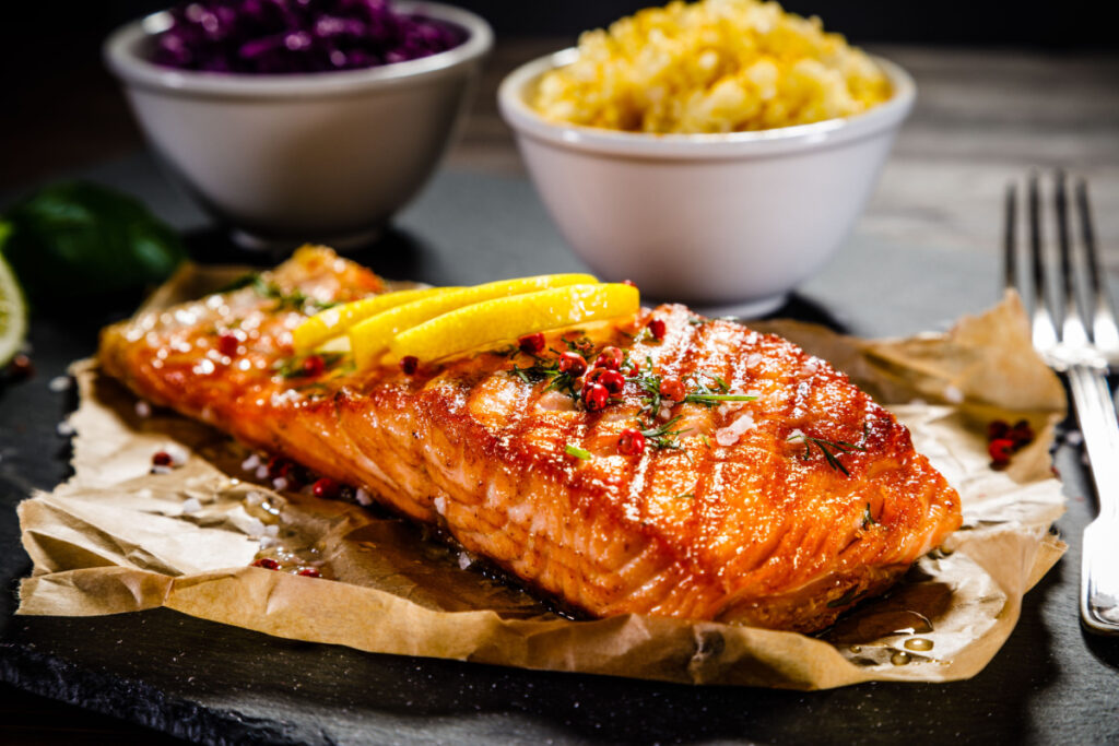 Gegrillter Lachs mit Zitrusnote und rotem Pfeffer