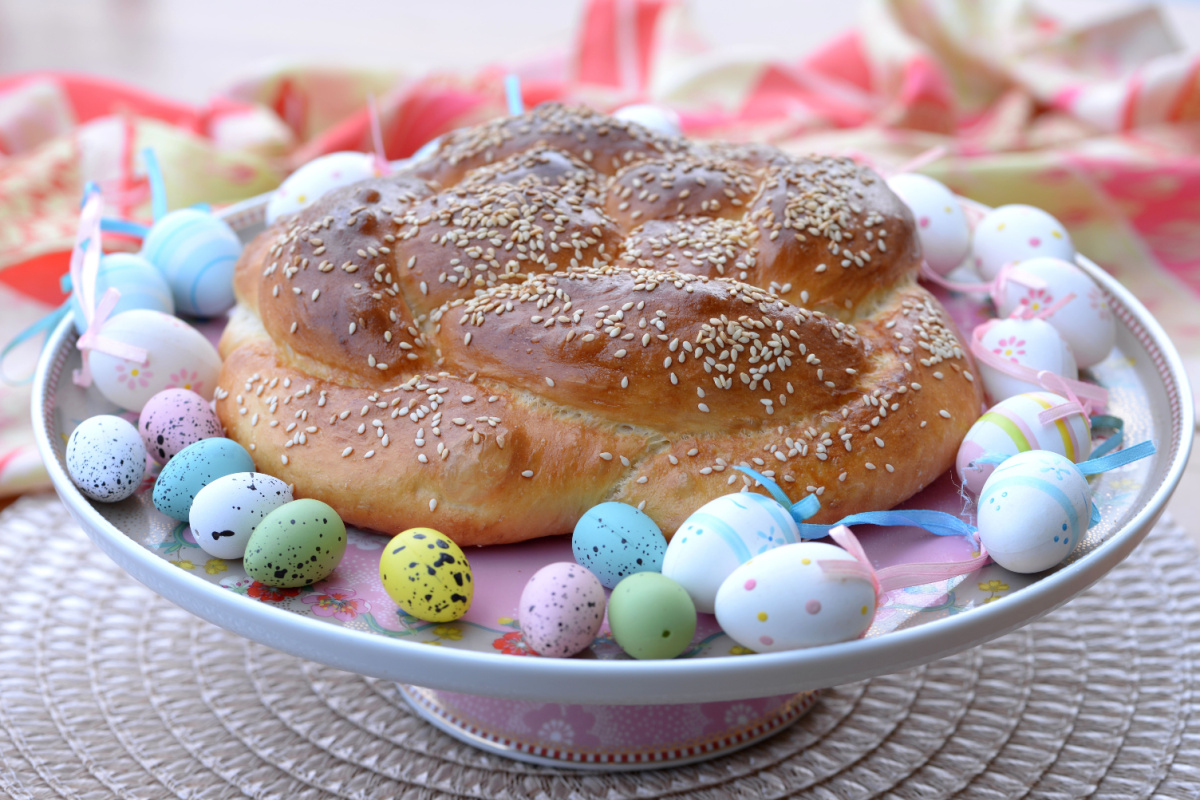 Hefekranz mit Sesam Ein luftiges Gebäckgenuss zu Ostern