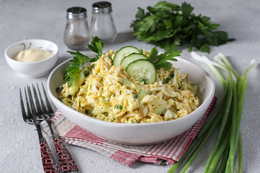 Bunter Salatgenuss: Eiersalat mit Hähnchen und Chinakohl