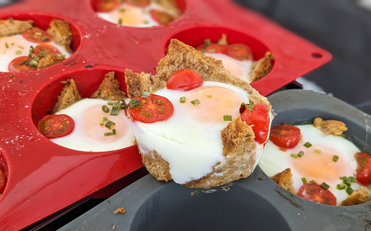 Knusprige Frühstücksmuffins aus Toast und Ei im Ofen
