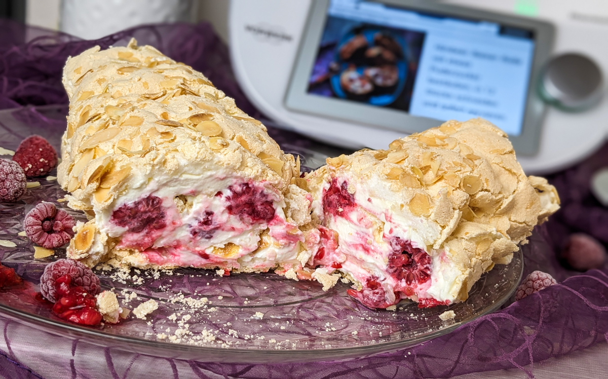 Luftige Baiserrolle mit Sahne-Quark und Himbeeren im TM