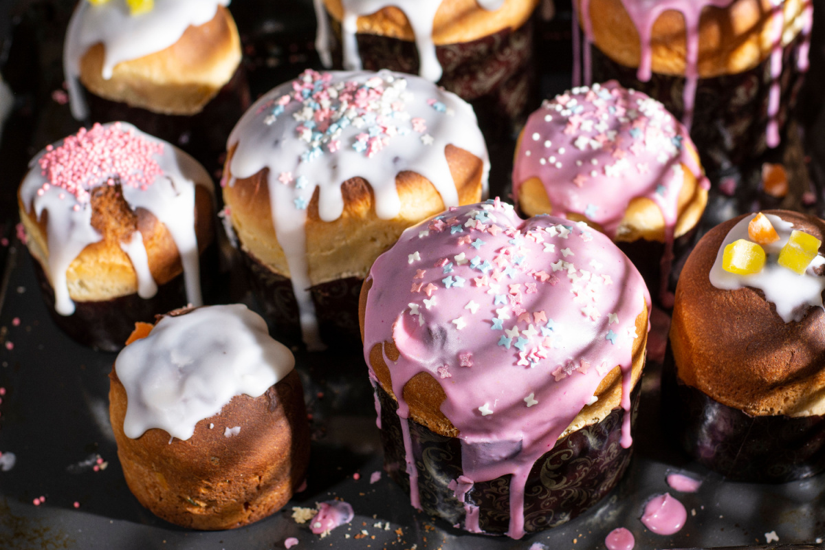 Osterbrote aus Hefeteig mit Zuckerglasur