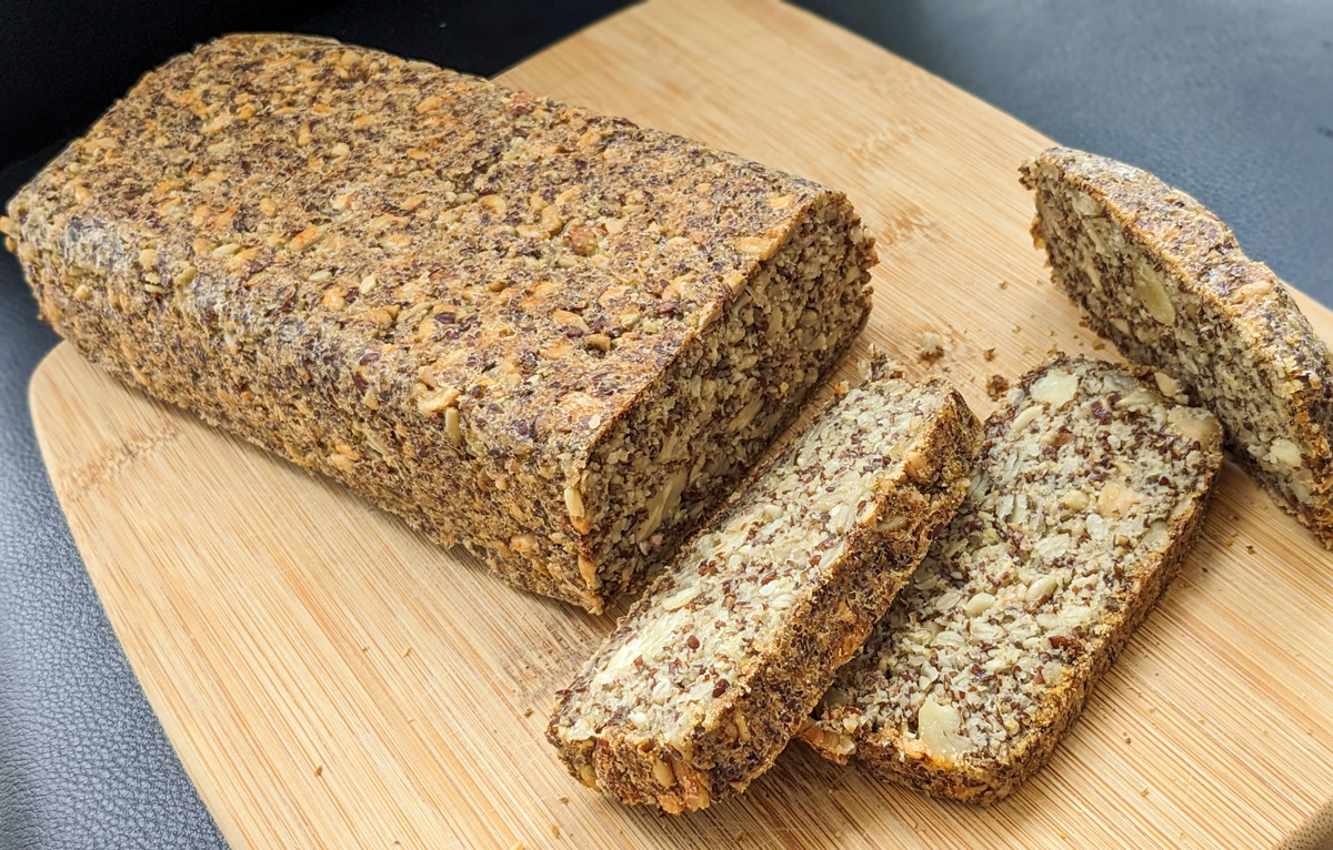 Selbstgemachtes Nussbrot mit Chia, Hirse und Leinsamen
