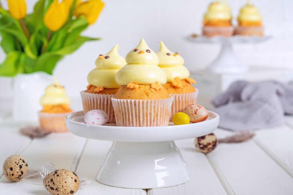 Süße Muffins mit Topping zum Osterbrunch