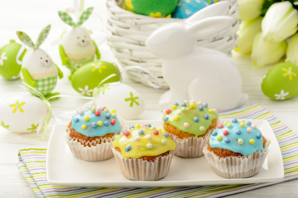 Zitronenmuffins mit bunter Zuckerglasur zu Ostern