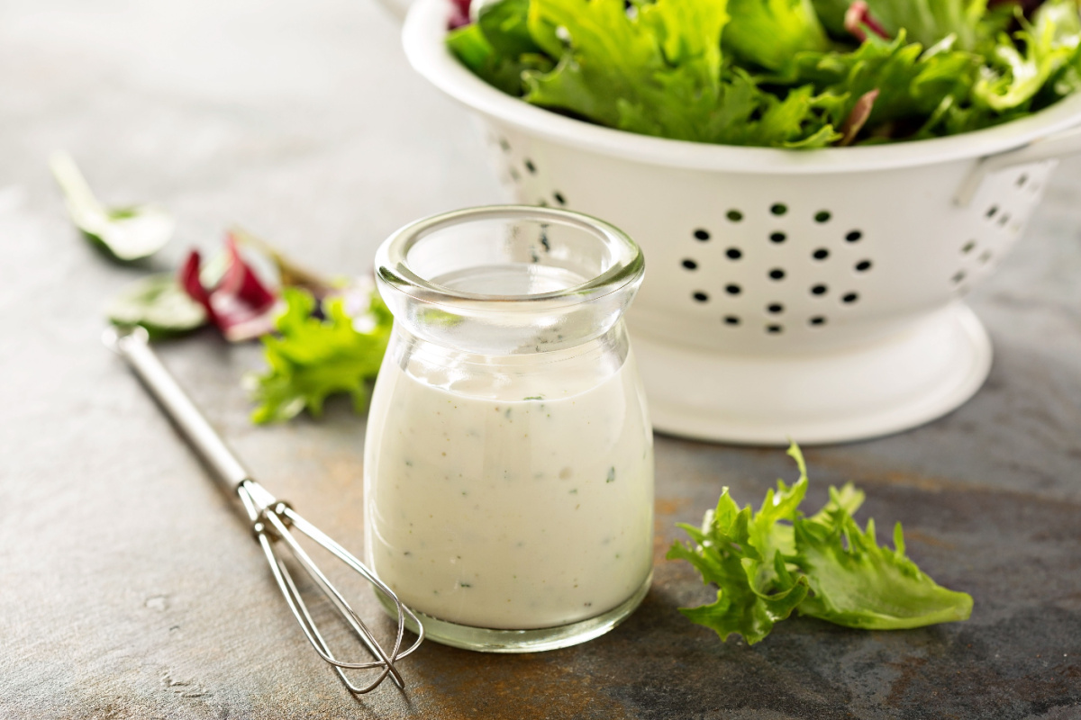 Cremiges Joghurtdressing mit Knoblauch und Honig