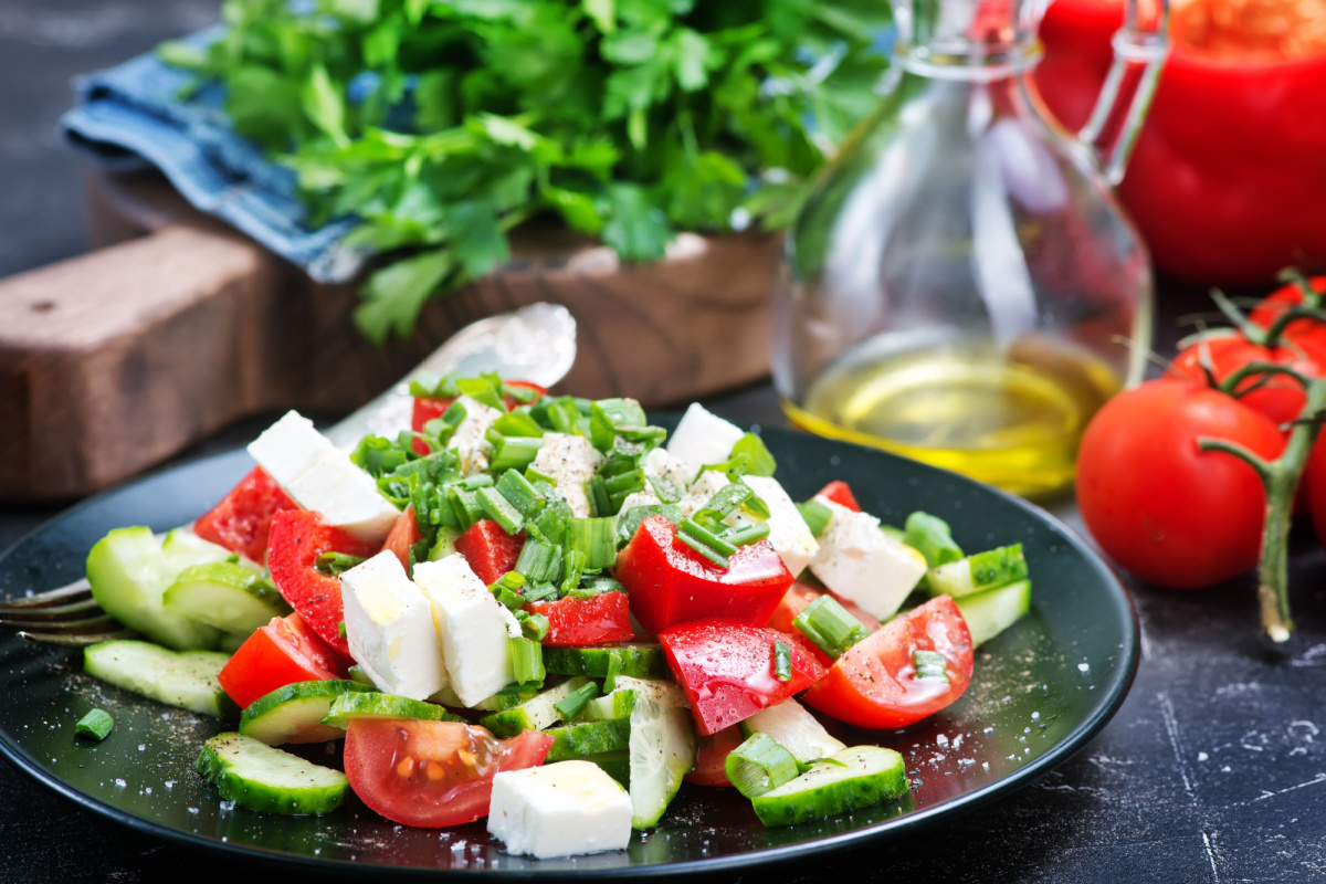 Ein Hauch von Griechenland Tomatensalat mit cremigem Feta