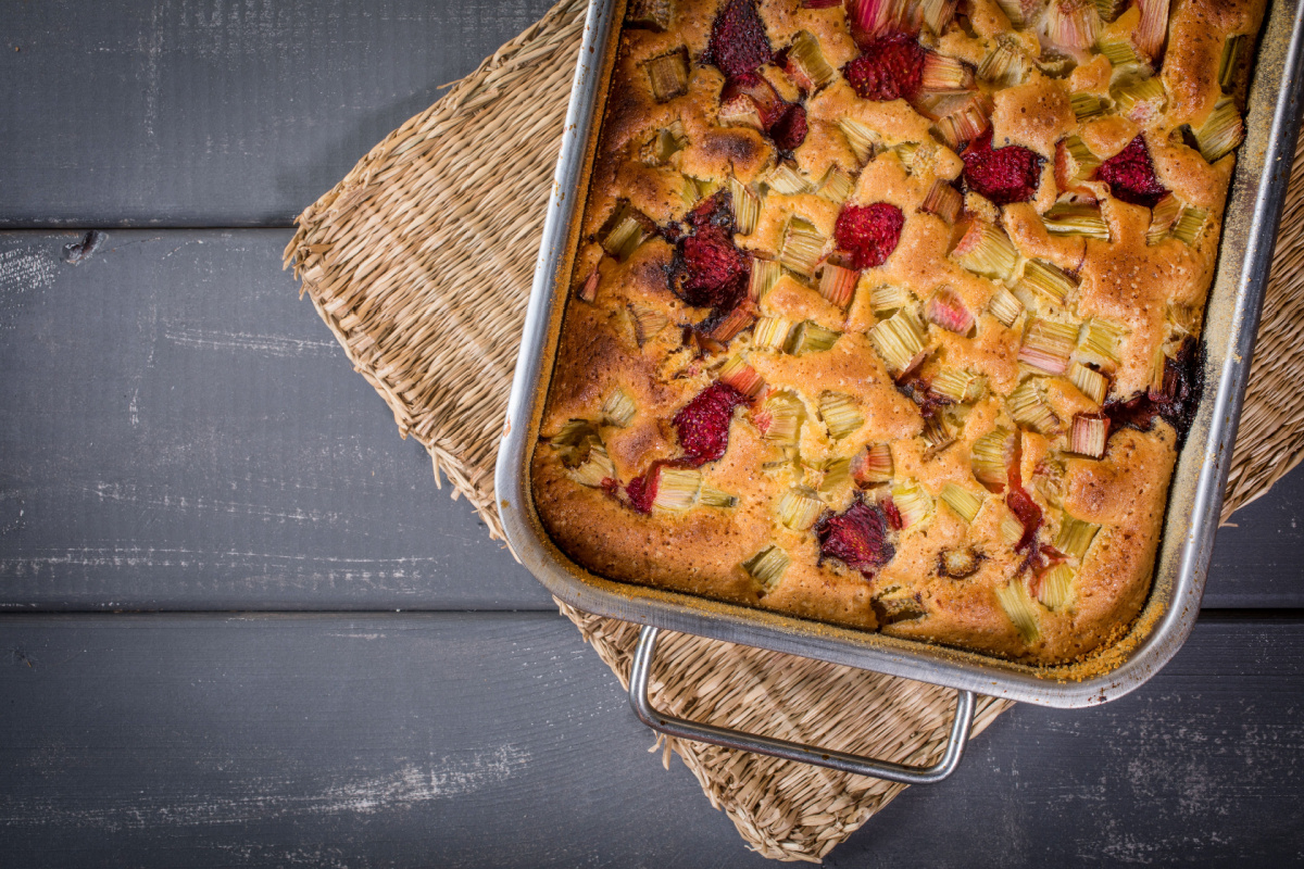 Fruchtige Harmonie Schneller Rhabarberkuchen mit Erdbeeren