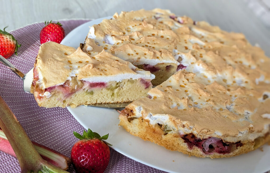 Fruchtiger Rhabarberkuchen mit Erdbeeren