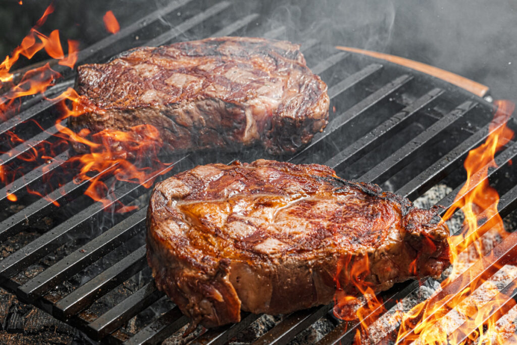 Gegrillte Schweinesteaks mit Honig-Senf-Marinade