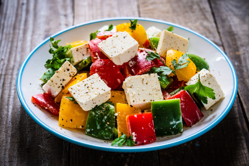 Griechenlands Aromen Griechischer Salat mit Paprika und Feta