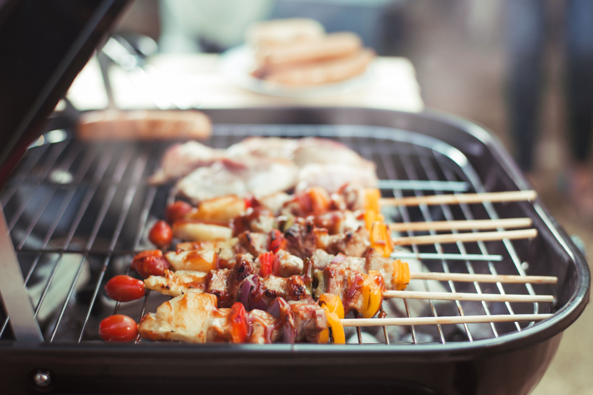 Grillgenuss für Feinschmecker Barbecue mit Fleisch und Gemüse