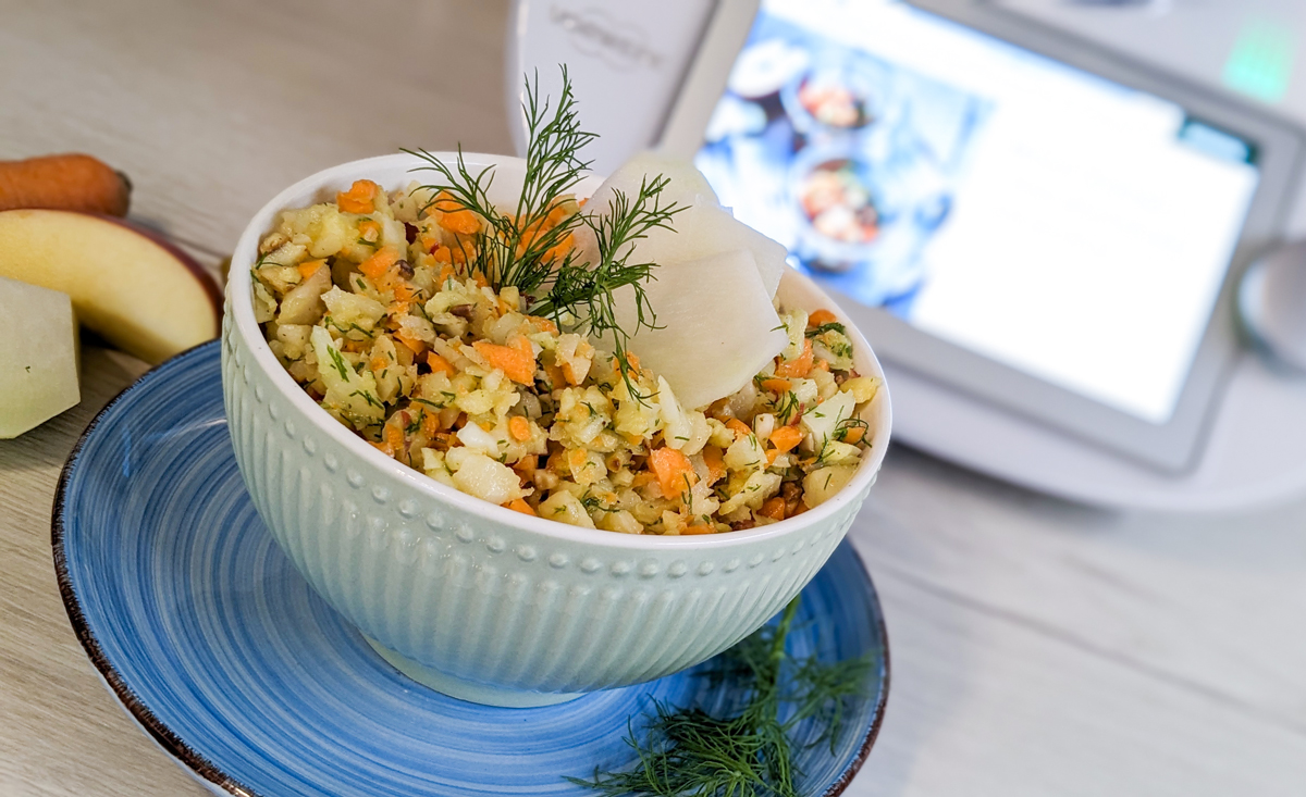 Knackiger Kohlrabisalat mit Möhren und Apfel im Thermomix®