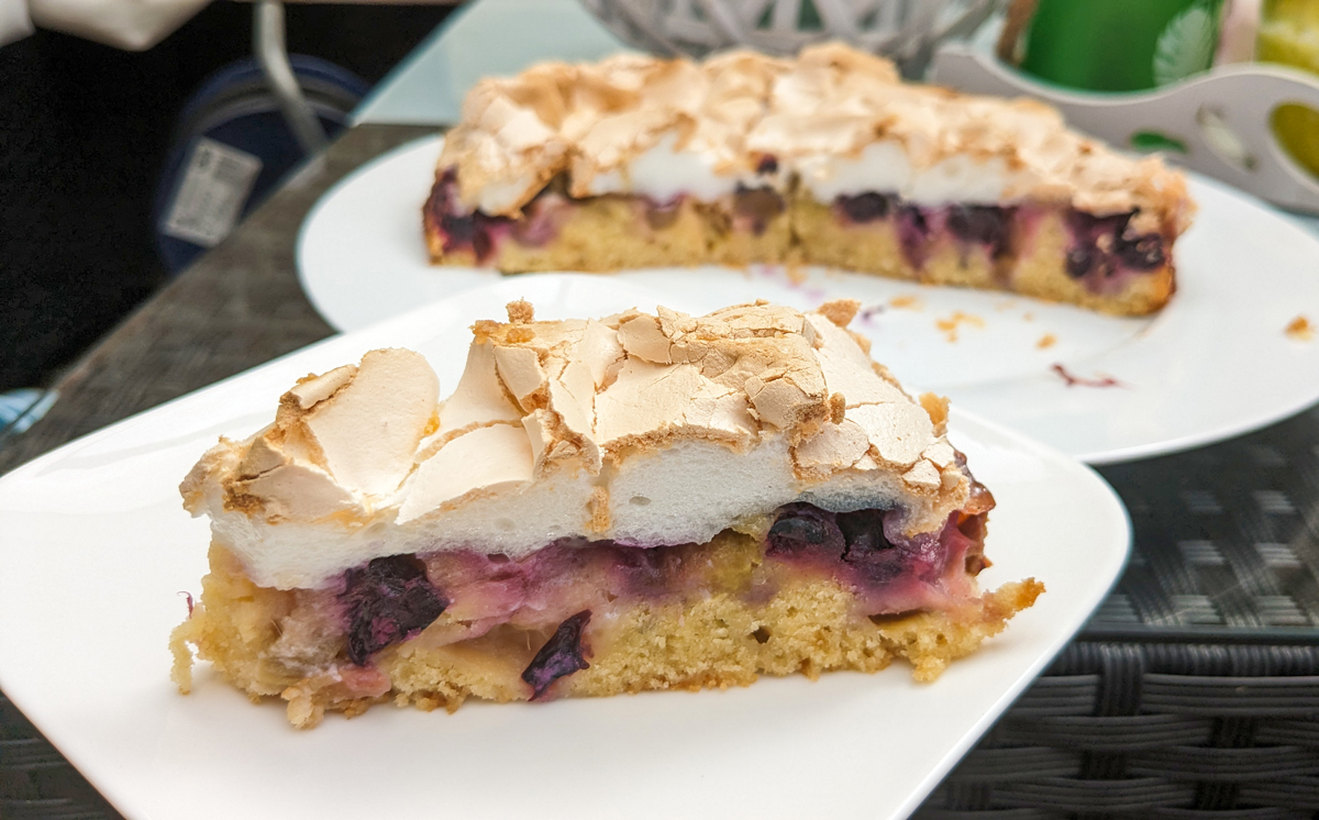 Köstlicher Rhabarberkuchen mit Baiser und Heidelbeeren