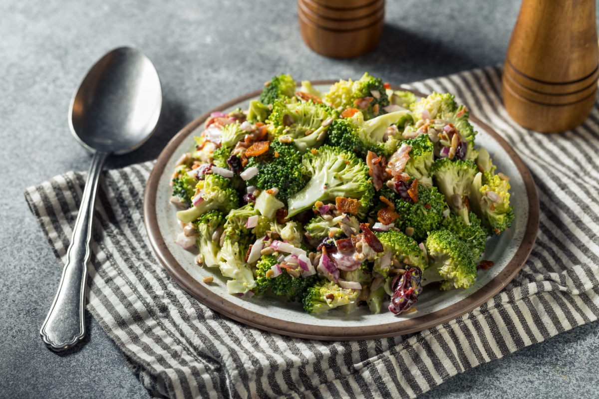 Kreative Küche Knackiger Brokkolisalat mit Bacon und Zwiebeln