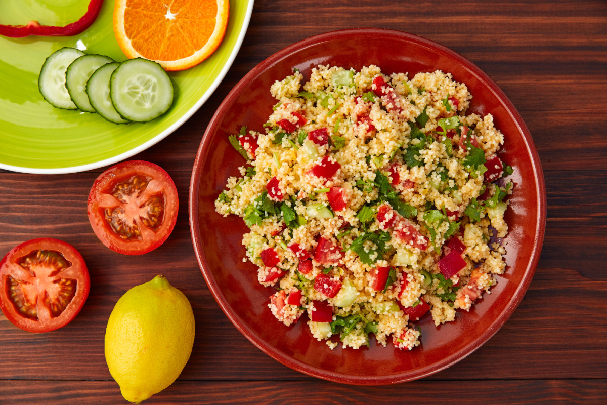 Perfekte Begleitung Couscous-Salat zu gegrilltem Fleisch