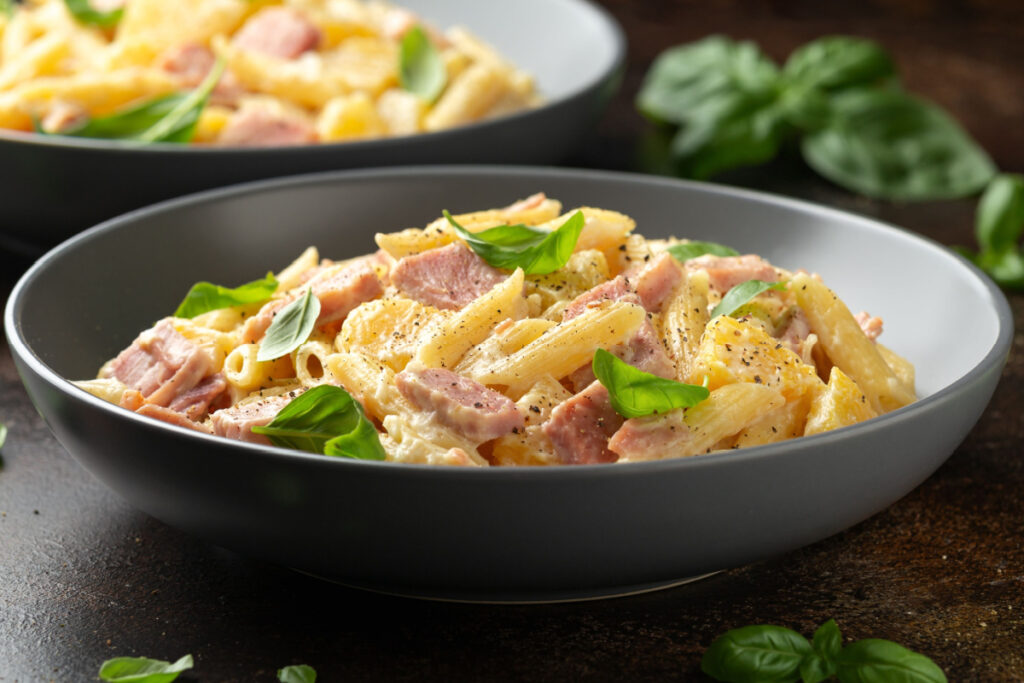 Perfekte Beilage: Nudelsalat mit Schinken und Ananas