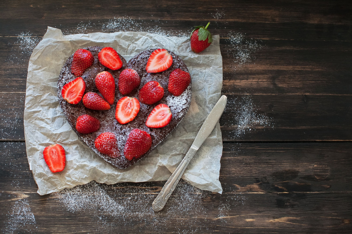 Schokoladenkuchen mit Erdbeeren zum Muttertag Süßer Genuss