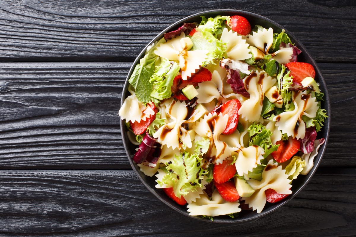 Sommerlicher Genuss Nudelsalat mit Erdbeeren und Balsamico