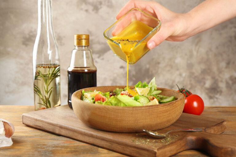 Süß und würzig vereint: Honig-Senf-Dressing für Salate